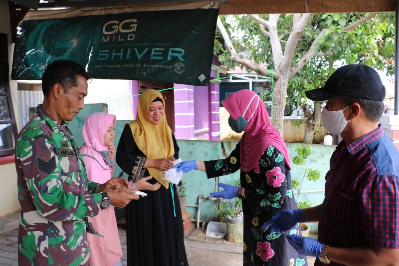 Datangi Rumah Prajurit dan ASN, Danrem 041/Gamas Bagikan Masker