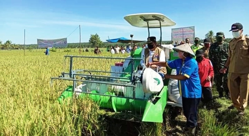 Pemkab BU Terima 3 Unit Mesin Combine dari Kementerian Pertanian