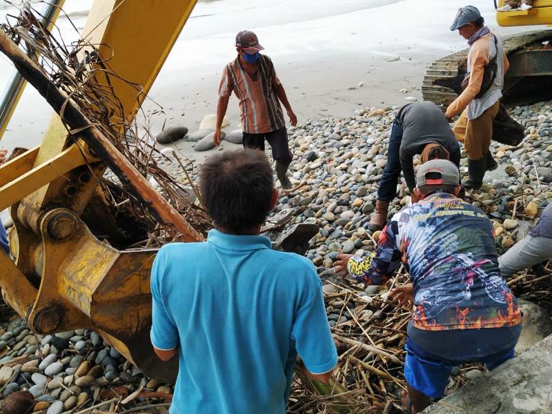 Agar Nyaman, DLHK Bersihkan Sampah Pantai Pasar Bawah