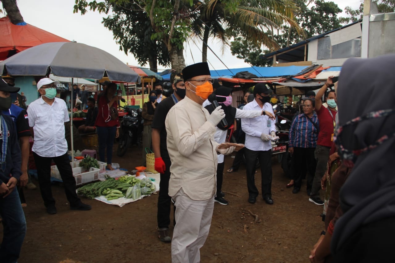 Sesuai Arahan WHO, Gubernur ke Pasar Bagi Masker