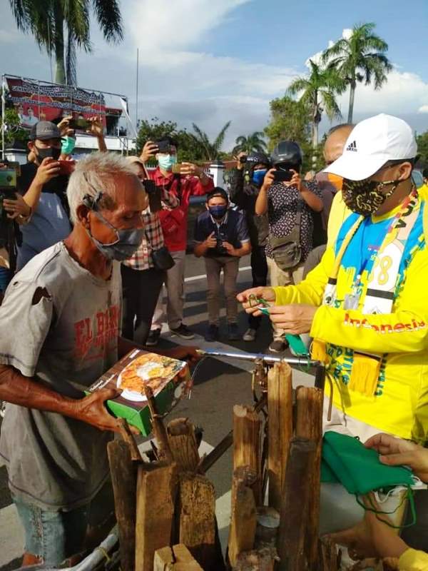 Golkar Bengkulu Bagi Takjil dan Ribuan Masker