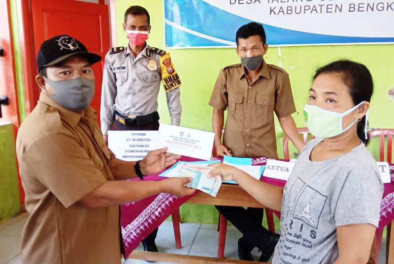 Pertama Sekecamatan Air Padang, 26 KK Talang Ulu Terima BLT DD