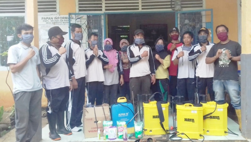 Kembang Manis Lakukan Penyemprotan dan Bagikan Ribuan Masker