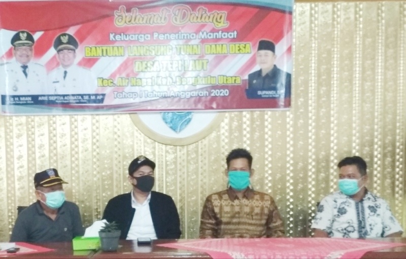 Disaksikan Wabup Arie Septia Adinata, Desa Tepi Laut Salurkan BLT DD