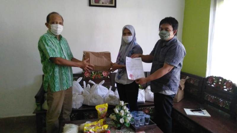 Peduli Covid-19 Kadin Bengkulu Salurkan Bantuan Sembako