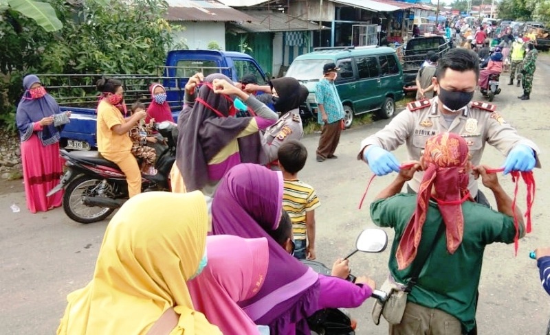 Polsek Padang Jaya Bagikan Ribuan Masker