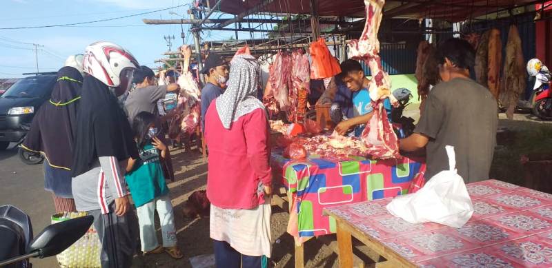 Jelang Lebaran, Penjual Daging Diserbu Konsumen