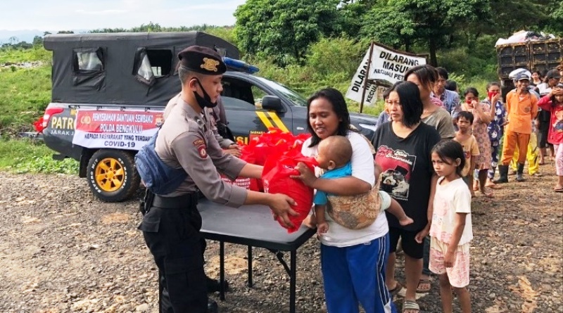 Polda Bengkulu Bagikan 500 Sembako