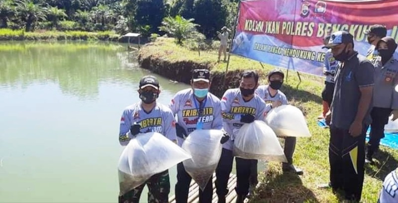 Bupati dan Kapolres BU Sebar 20 Ribu Bibit Ikan Nila