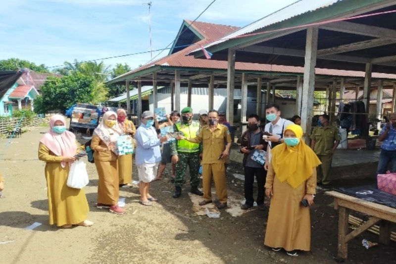 Cegah Covid-19, Bagikan Masker di Pasar