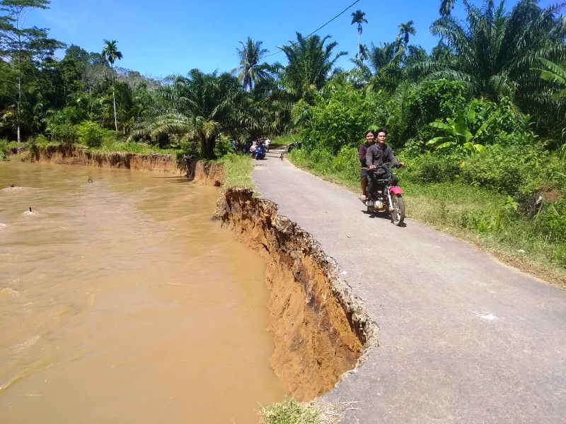 Jalan Kabupaten Hampir Putus Total