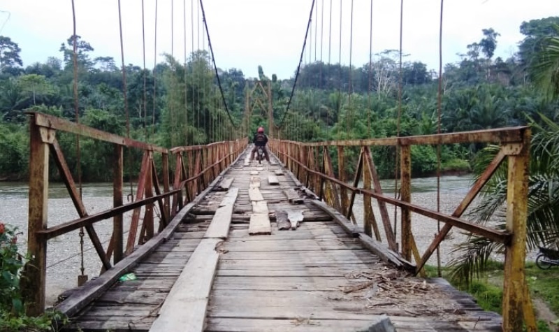 Warga Desa Tanjung Menang Minta Perbaiki Jembatan Gantung