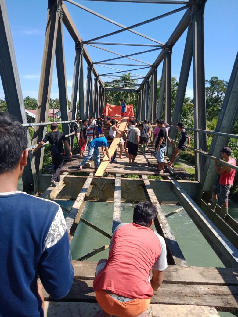 Akhirnya Selesai,  Warga 4 Desa Tuntaskan Jembatan Rusak di Seluma Tadi Siang