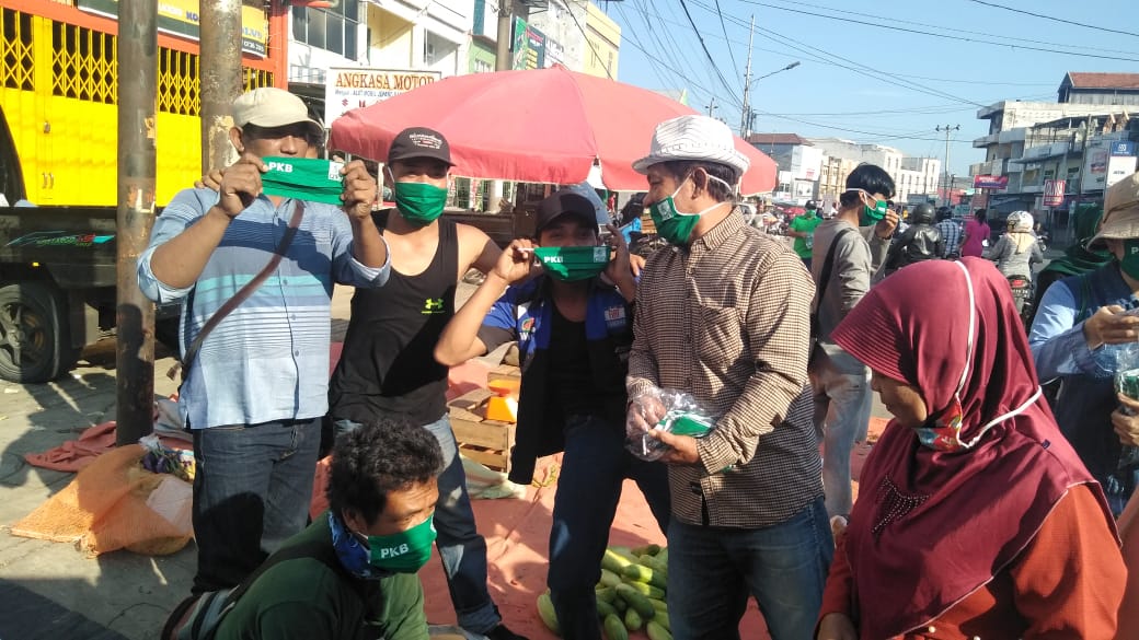 Bagikan Masker PKB, Pedagang Diminta Konsisten