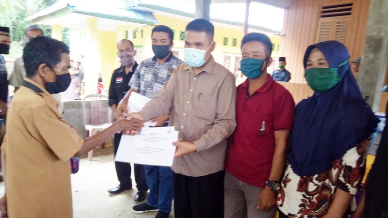 Disaksikan Kabid Pemdes DPMD BU, Penyaluran 109 KK BLT DD Desa Senali Berjalan Lancar