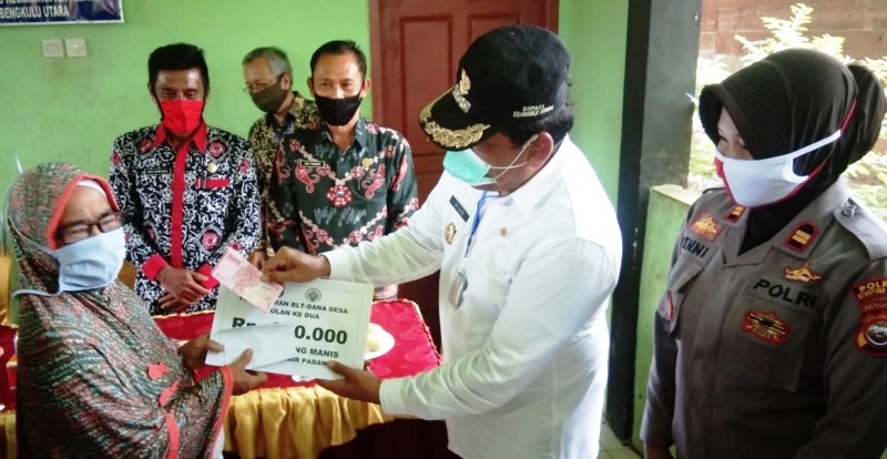 Dampingi Bupati Mian Serahkan Bantuan, Kapolsek Lais Minta Masyarakat Selalu Damai