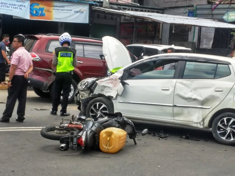 Dosen Dehasen Seruduk Pajero Sport