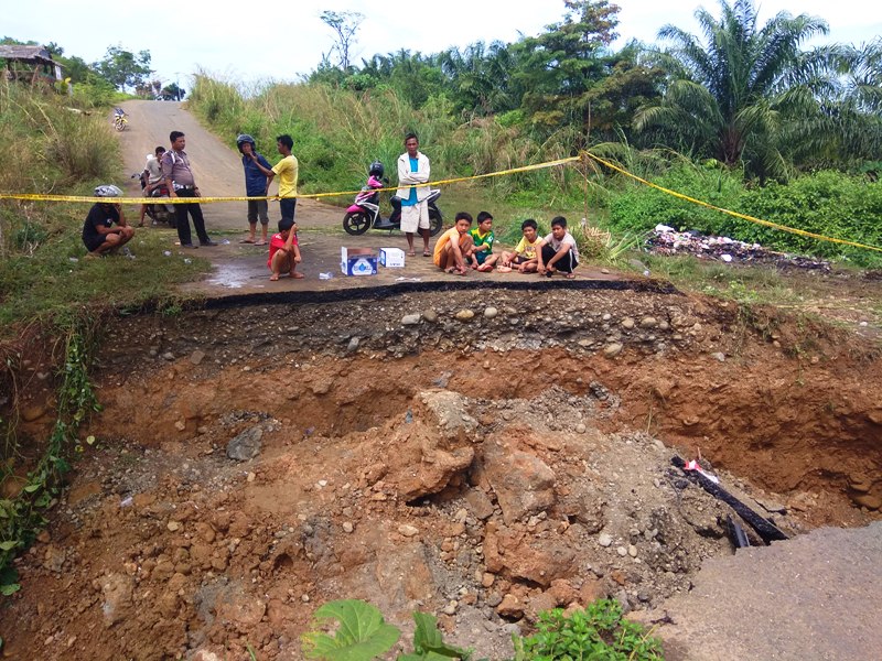 Akses Pasar Seluma- Rawa Indah Terputus, Warga Tagih Janji Dewan