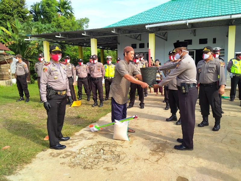 Polres Seluma Bantu Alat Kebersihan Mesjid