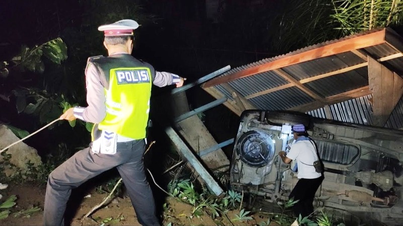 Niat Melayat, Minibus Tabrak Pos Kamling, Penumpang Luka-Luka