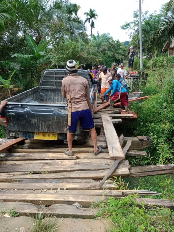 Luar Biasa, Warga Desa Banyu Kencana Gotong Royong Perbaiki Jembatan