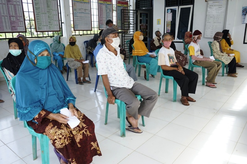 48 Warga Kampung Bogor Terima BLT-DD Tahap Dua