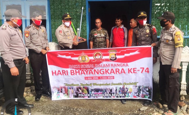 HUT Bhayangkara ke 74, Polres Bagi-Bagi Masker dan Bantuan