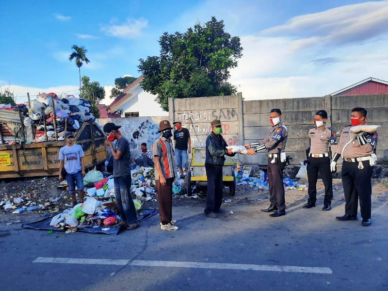 Menyambut Hari Bhayangkara 74, Polda Terus Bagi Sembako