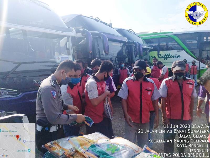 Polri Bantu Supir & Kernet