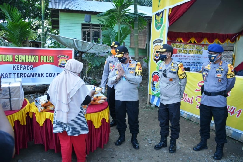 Wakapolda Bantu Masyarakat MM Terdampak Covid – 19