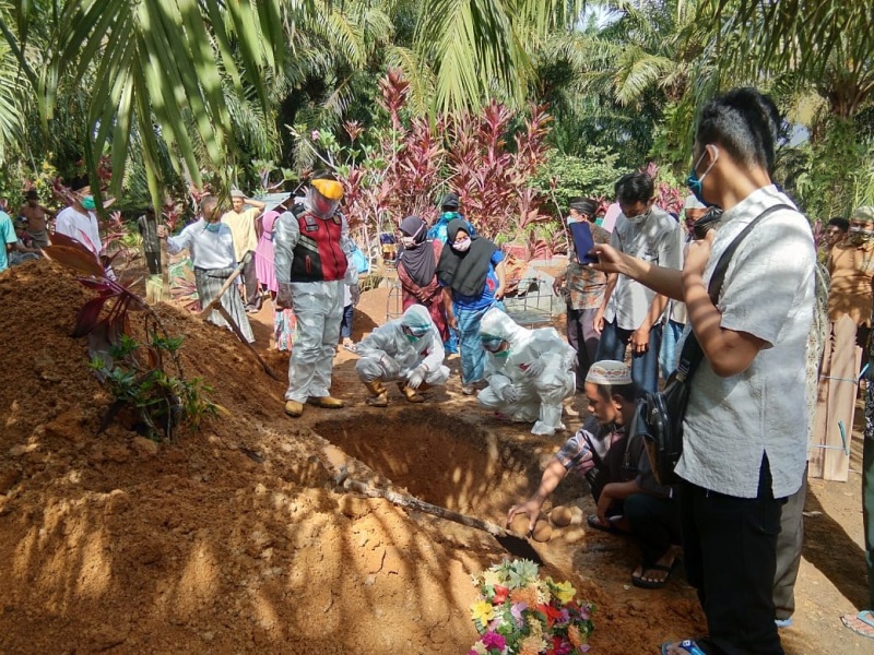 Pemakaman Protap Covid  Menarik Perhatian Warga Mukomuko