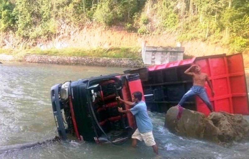 Nekad Menyebrang Sungai Bantal, Dump Truk Terbalik