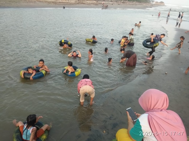 Normal Baru, Pantai Akik Indah Desa Urai Ramai Pengunjung