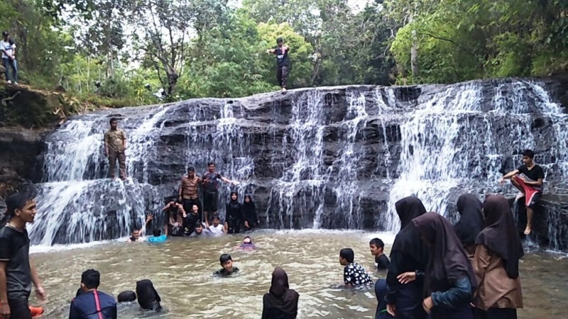 Air Terjun Ini Tawarkan Kesejukan