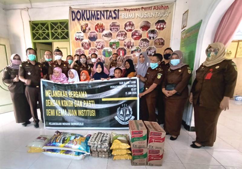 Jaksa Salurkan Bantuan Sembako dan Masker