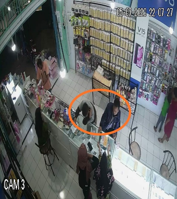 Terduga Pelaku Pencurian Handphone Terekam CCTV