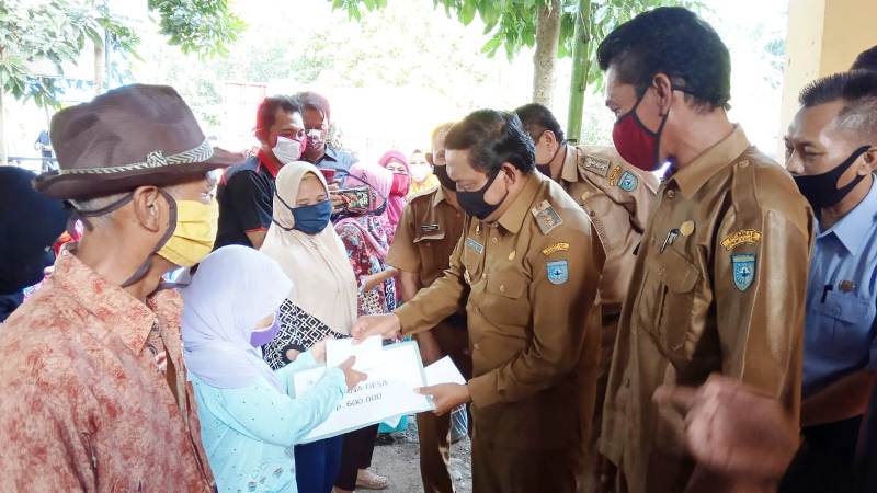 Penyaluran BLT DD Pamungkas Talang Denau Dilakukan Langsung Oleh Bupati Mian