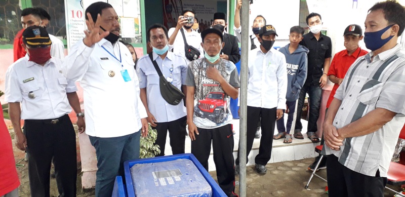 Bupati Mian Serahkan Bantuan Coolbox ke Kelompok Nelayan Desa Urai