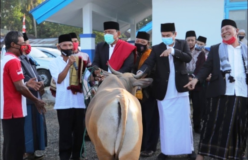 Bupati dan Wabup Selain Salat Id di Giri Mulya Juga Serahkan Dua Ekor Sapi Kurban