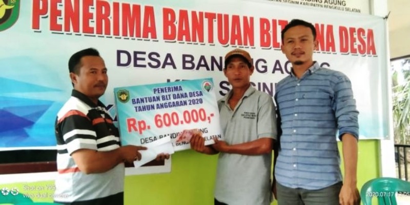 70 KK Warga Desa Banding Agung Terima BLT