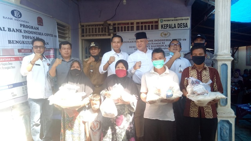 PSBI Bersama Komisi XI Salurkan Ratusan Paket Bantuan Sembako di Kaur