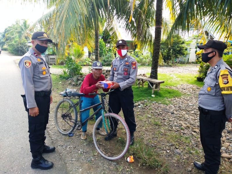 Peduli Covid, Polres Bagi Sembako dan Nasi Kotak