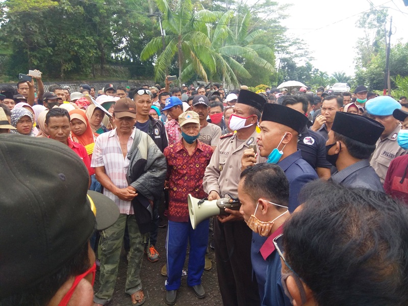 Warga Tiga Desa, Desak DPR Keluarkan Hak Interpelasi