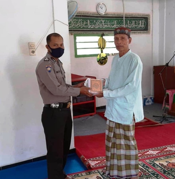 Polsek Semidang Alas Bantu Buku Yasin untuk Masjid