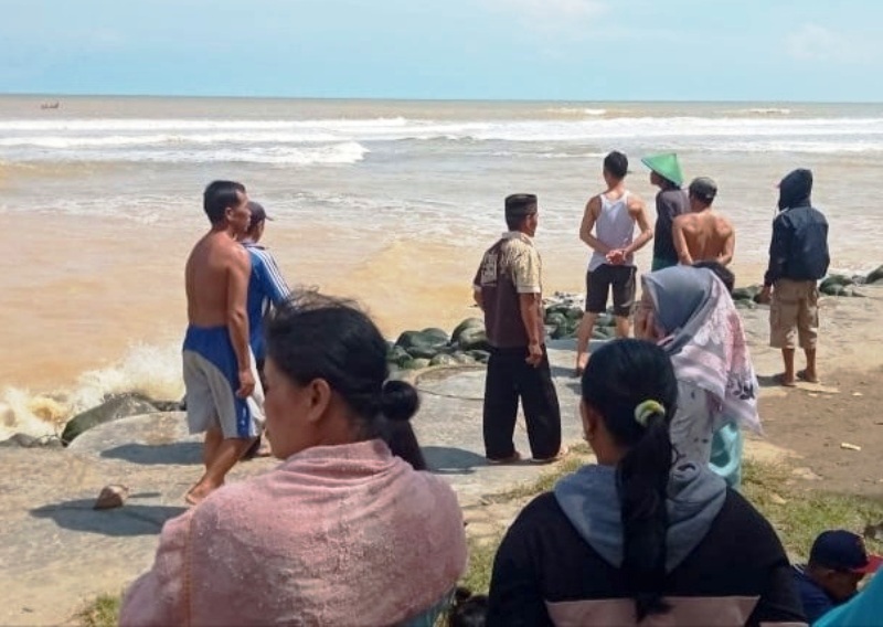 Perahu Dihempas Ombak, Nelayan Serangai MD