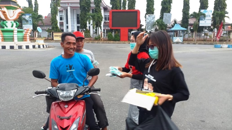 Baksos Agusrin-Izda Solution, Salurkan 10 Ribu Masker untuk Warga Semaku