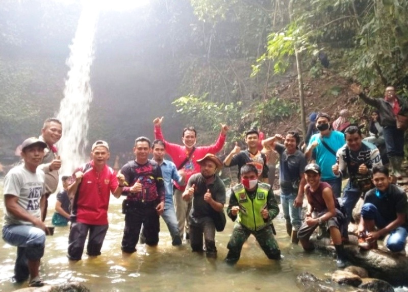 Para Kades dan Tripika se Kecamatan Batik Nau Kunjungi Air Terjun Puar