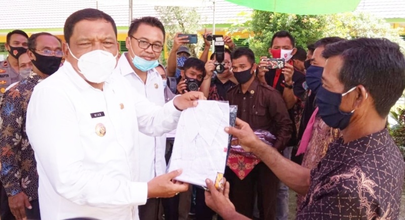 Bupati Mian Bagi Motor dan Launcing Pembagian Seragam Sekolah Gratis