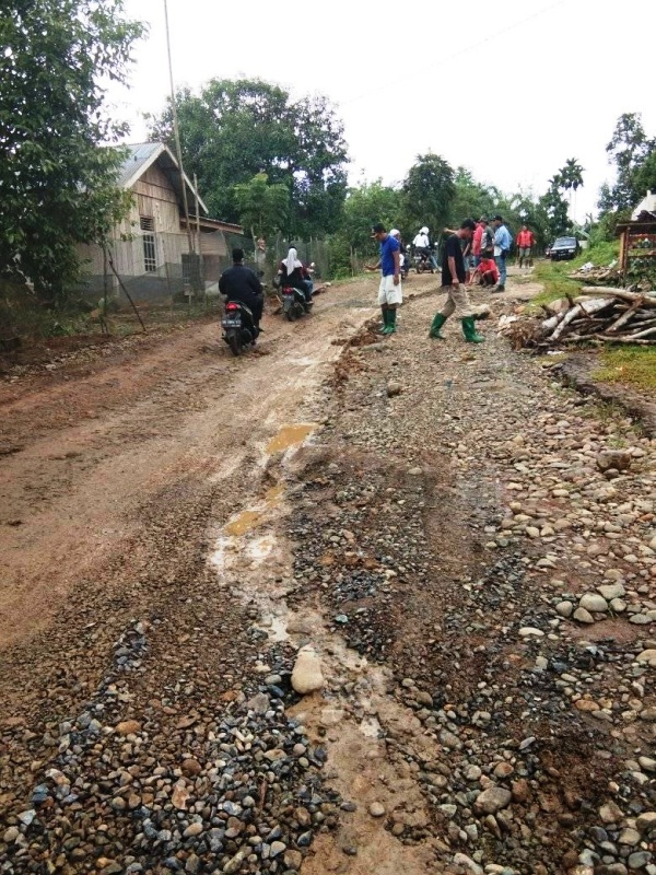 Warga Keroya – Taba Renah Keluhkan Jalan Rusak Parah