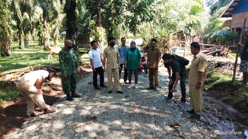 Desa Mela’o Lakukan Pengoralan Jalan Sentral Produksi